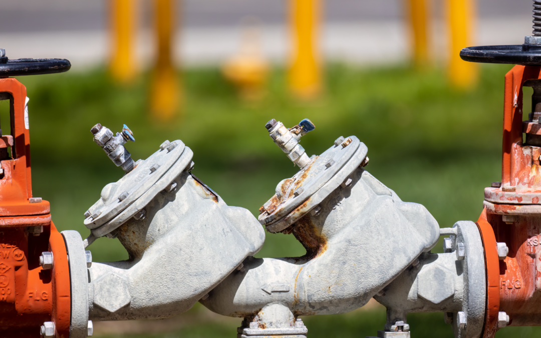 Valve automation gear operator mounted on a quarter-turn valve